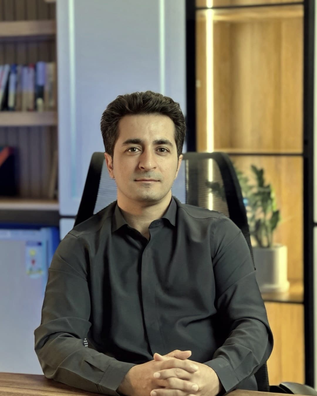 ابراهیم زرفشان پشت میز کارش